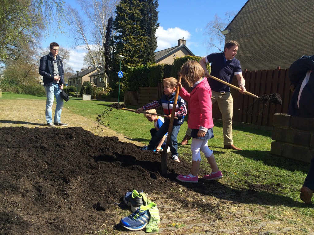 Gemeente Soest heeft bijgedragen met een kuub compost. 