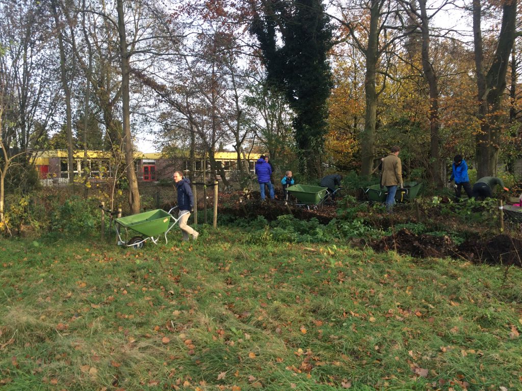 We waren met 16 vrijwilligers die de hele middag heeft compost en takken gehaald, en uiteindelijk de bomen geplant.